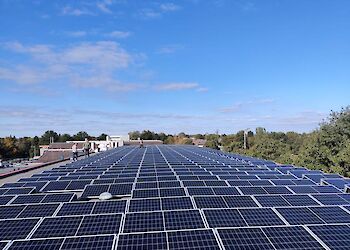 Smit Zonnepanelen voorziet DBC Volendam van 360 zonnepanelen