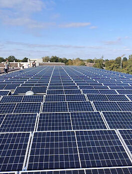 Zonnepanelen op het dak van het Don Bosco College