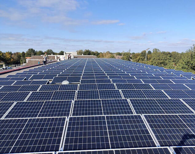 Zonnepanelen op het dak van het Don Bosco College