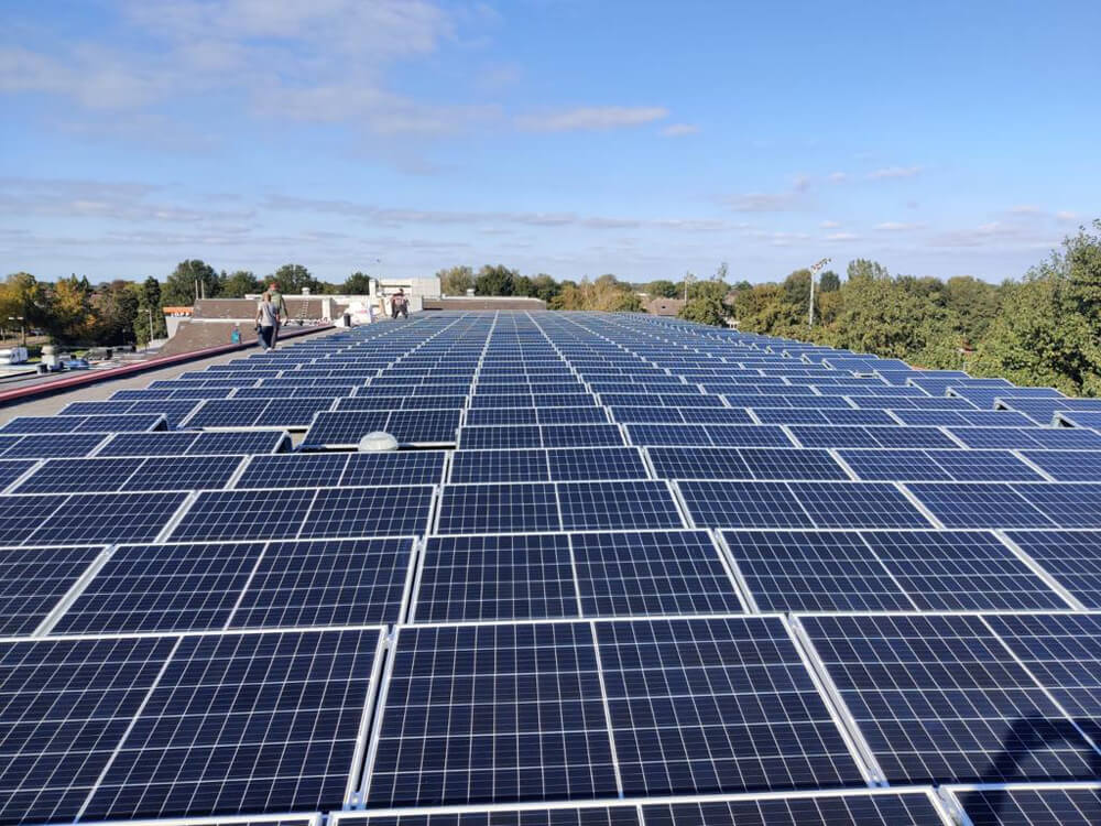 Zonnepanelen op het dak van het Don Bosco College